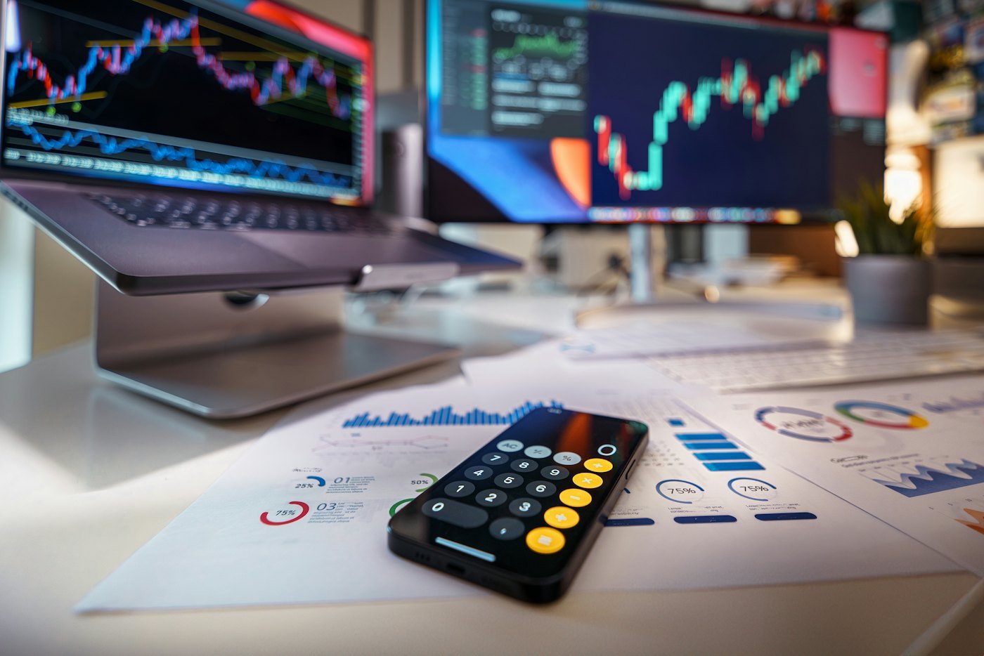 Calculadora e gráficos sobre a mesa para análise de indicadores