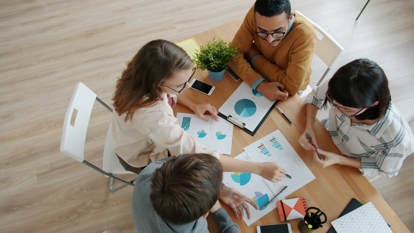 Equipe reunida em torno de uma mesa analisando a estrutura societária da empresa
