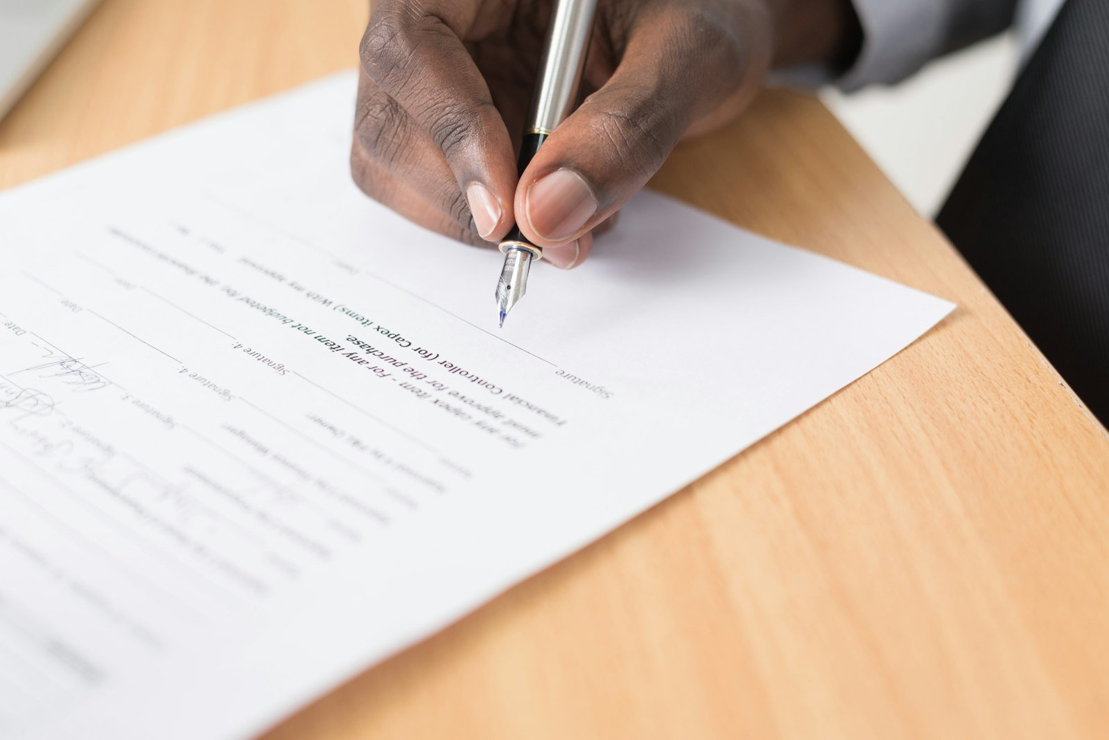 Assinatura do contrato de investimento no signing