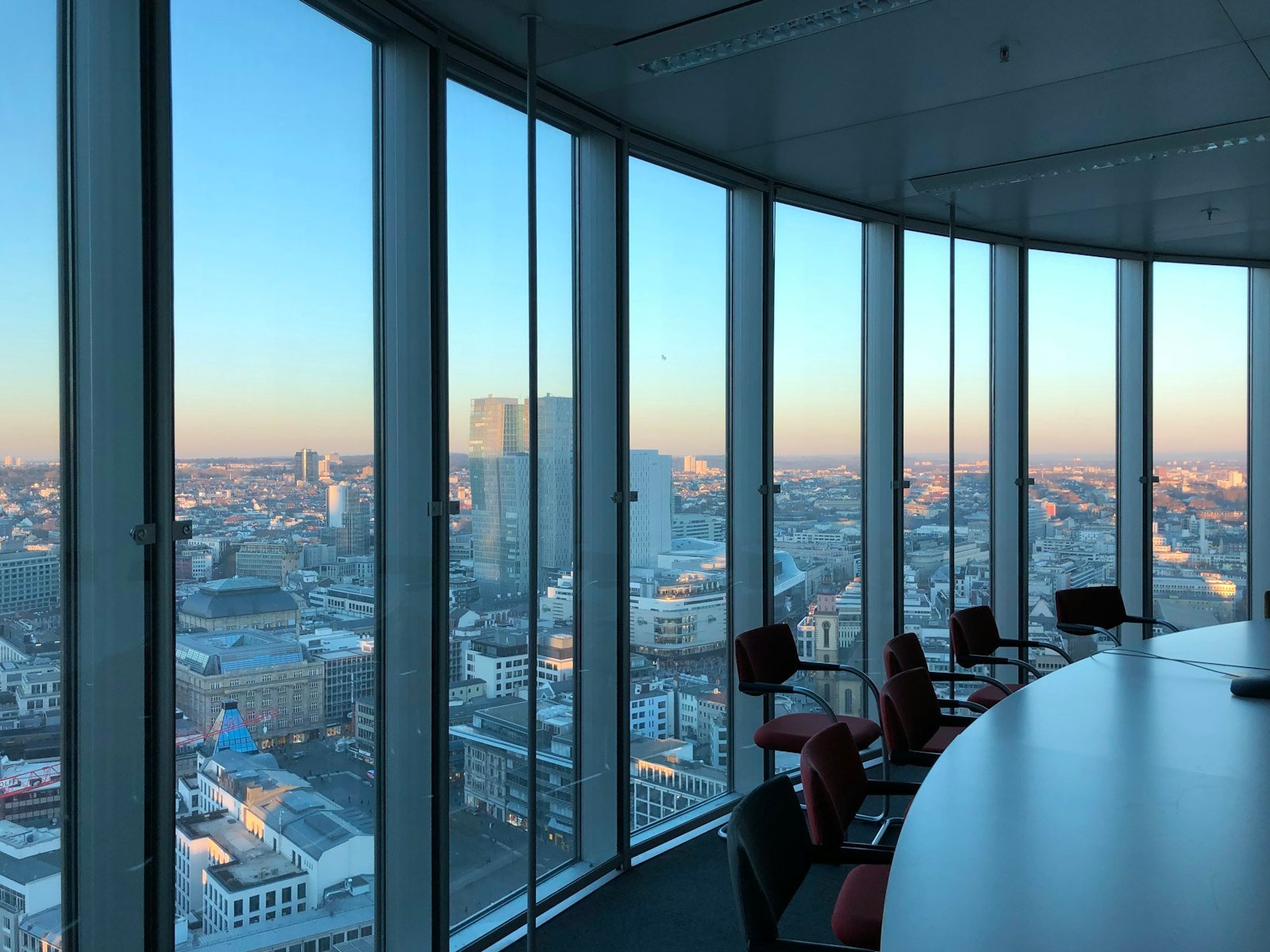 Sala de conselho com vista para a cidade