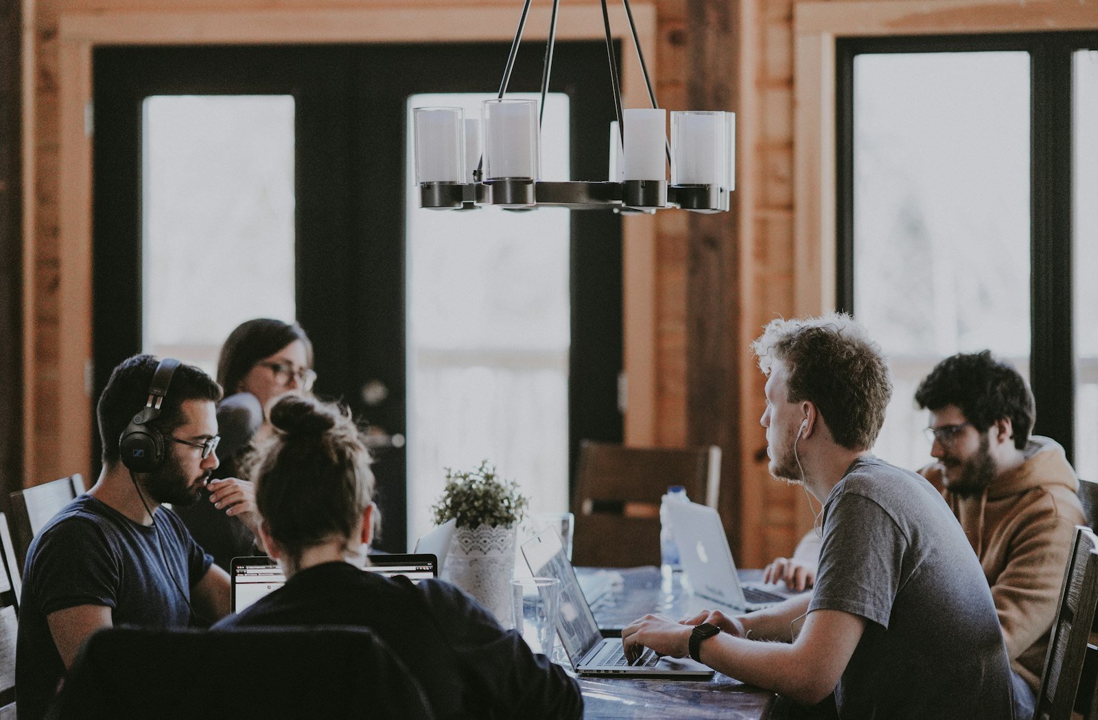 Fundadores de startup reunidos com o time