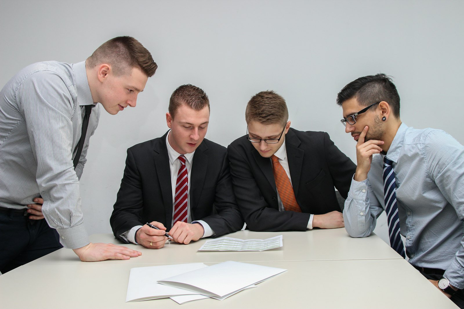 Empresários analisando termos de parceria comercial e divisão de receitas