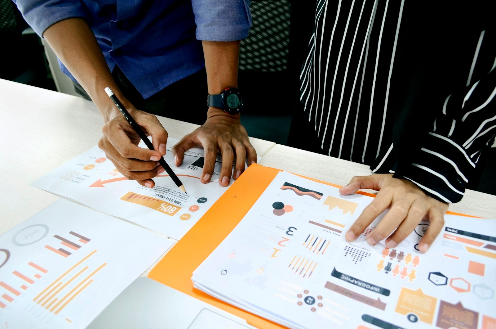 Equipe criativa desenhando layouts e materiais de campanha