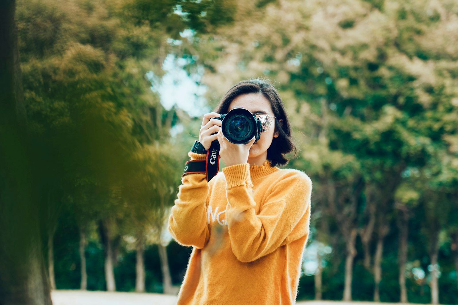 Fotógrafa com câmera em sessão de fotos, obra protegida por direito autoral