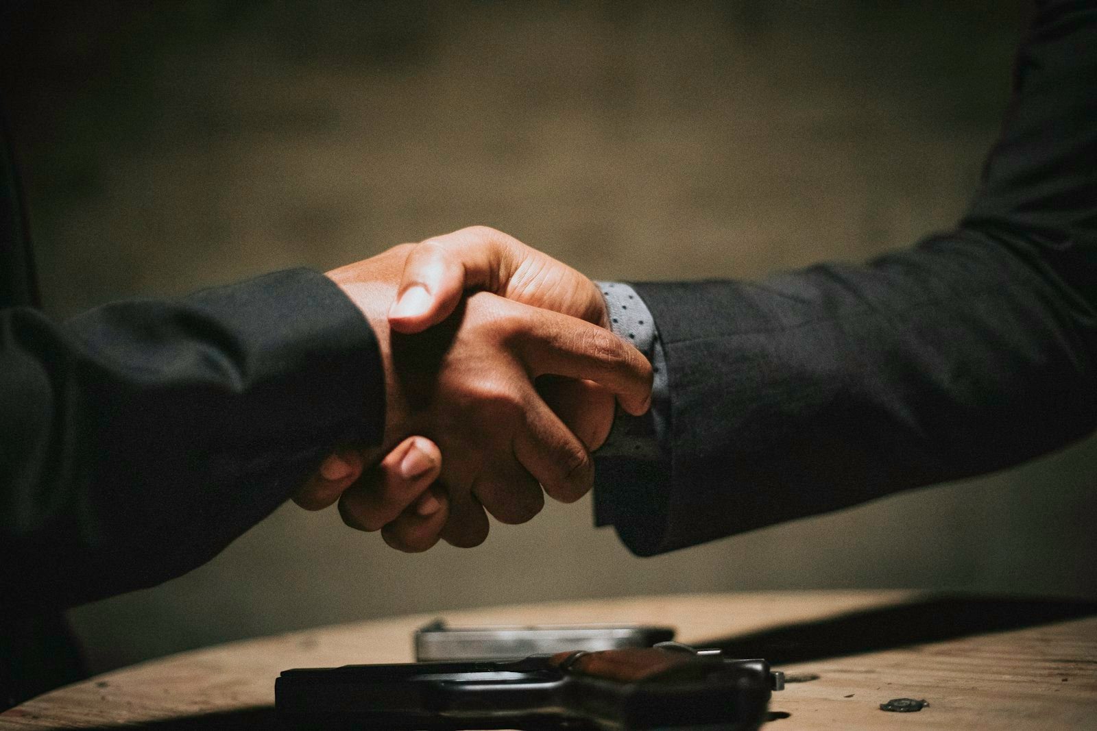 Empresários conversando durante uma negociação