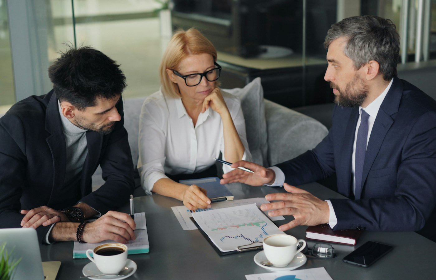 Equipe reunida ao redor de uma mesa analisando números da empresa