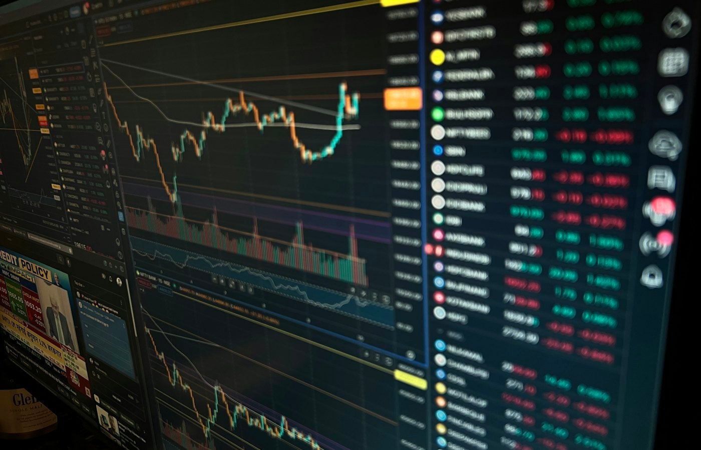 Tela de computador com painel de dados e indicadores financeiros
