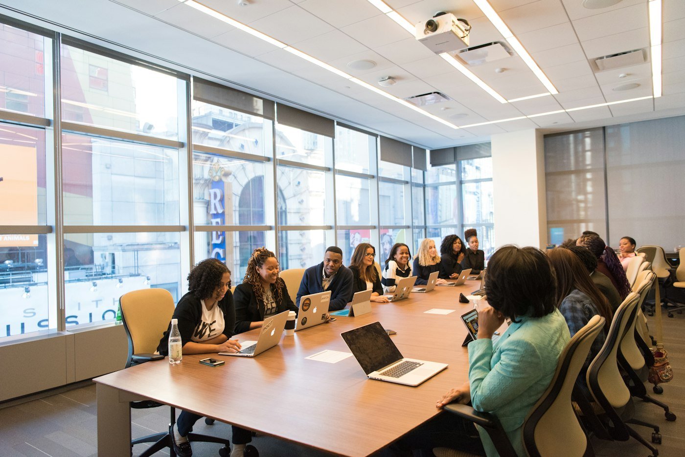 Reunião de sócios e investidores em sala de conselho