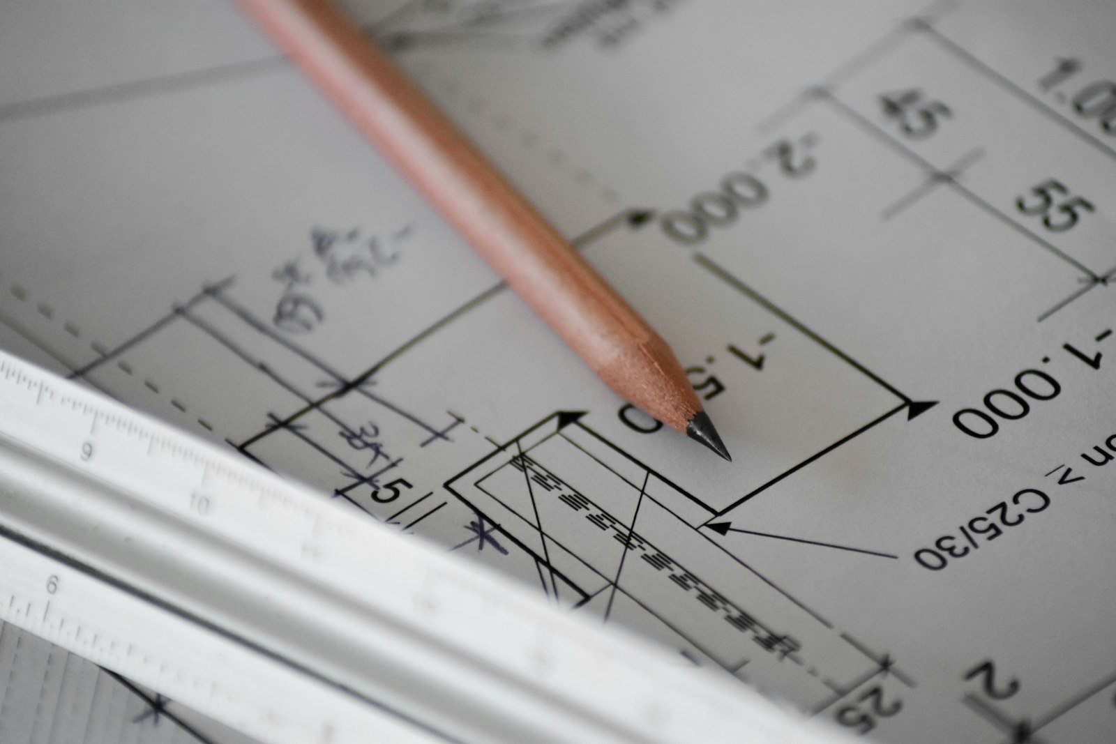 Projeto técnico sendo desenhado com lápis e régua