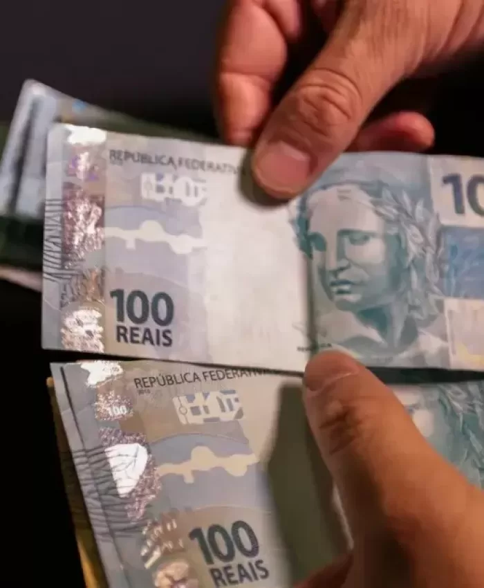 A Ilegalidade da Cobrança de 13º em Relações de Prestação de Serviços por Contadores e Imobiliárias